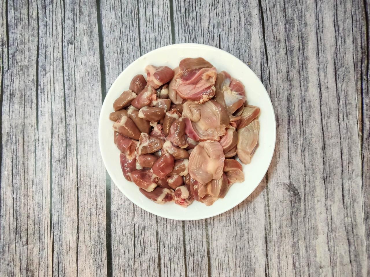 Шаг 2 приготовления Куриные сердечки в сливках на сковороде