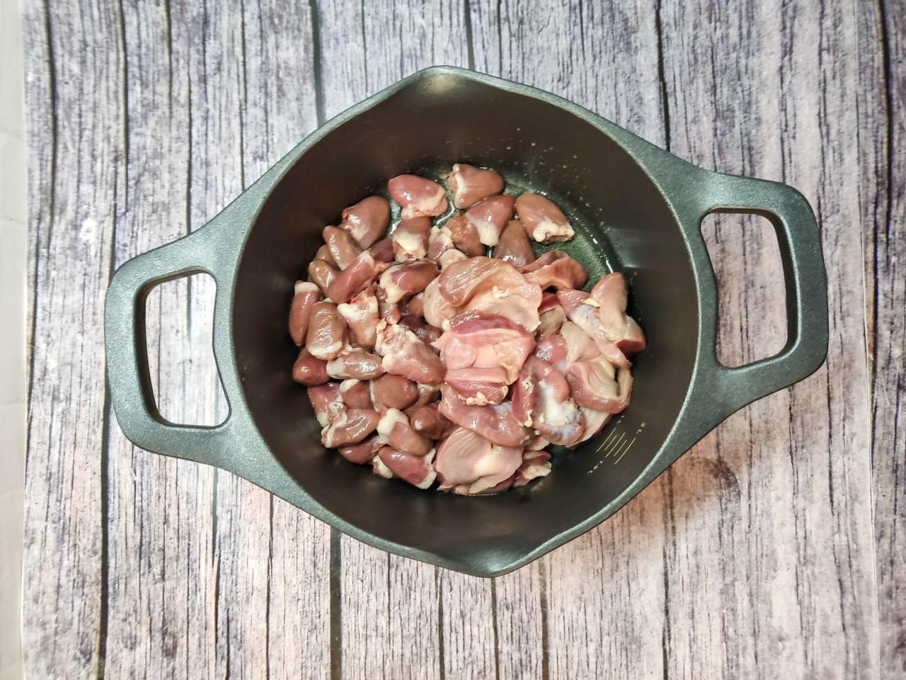 Шаг 3 приготовления Куриные сердечки в сливках на сковороде
