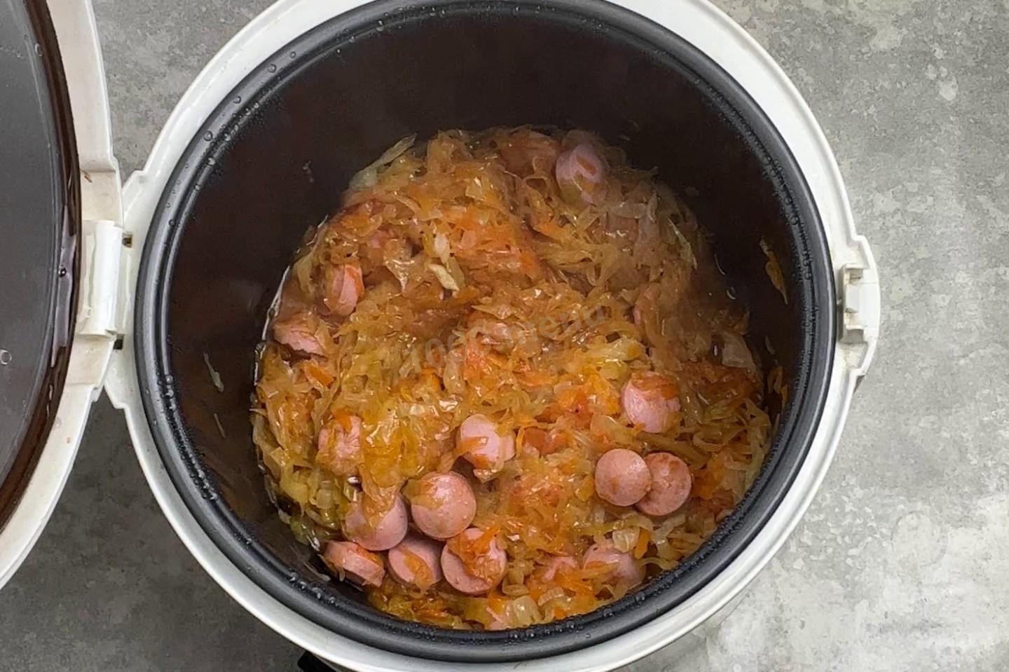 Шаг 10 приготовления Тушеная капуста с сосисками в мультиварке