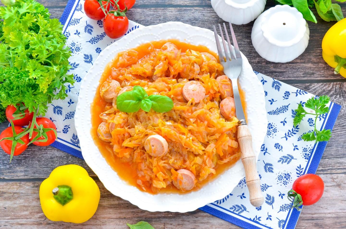 Шаг 11 приготовления Тушеная капуста с сосисками в мультиварке