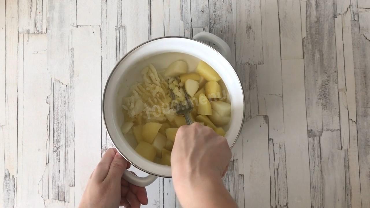 Шаг 8 приготовления Чебуреки с картошкой