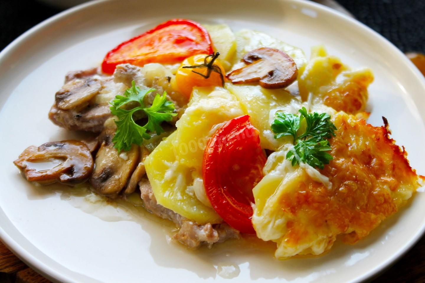 Шаг 10 приготовления Мясо по французски с картошкой и грибами