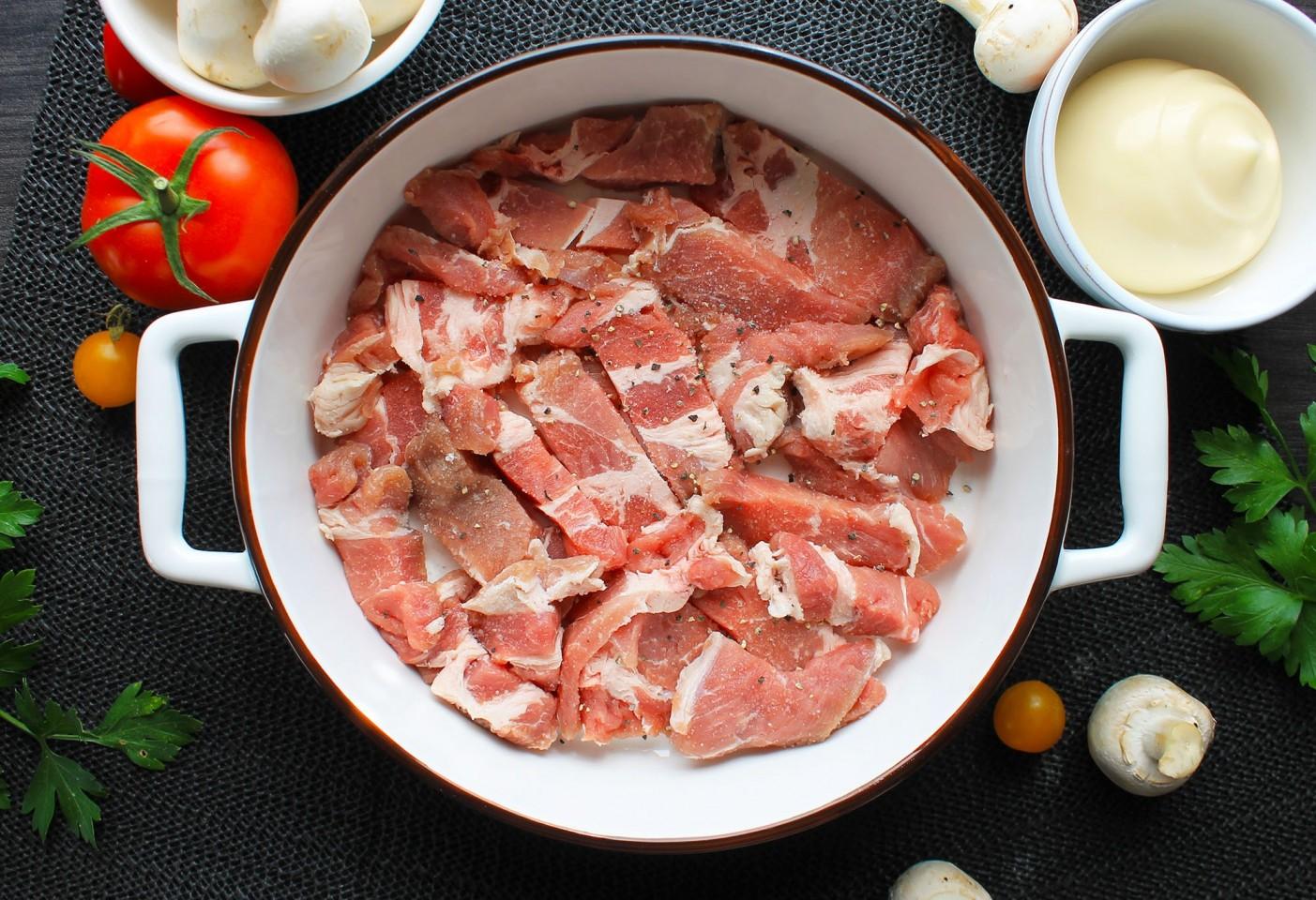 Шаг 2 приготовления Мясо по французски с картошкой и грибами