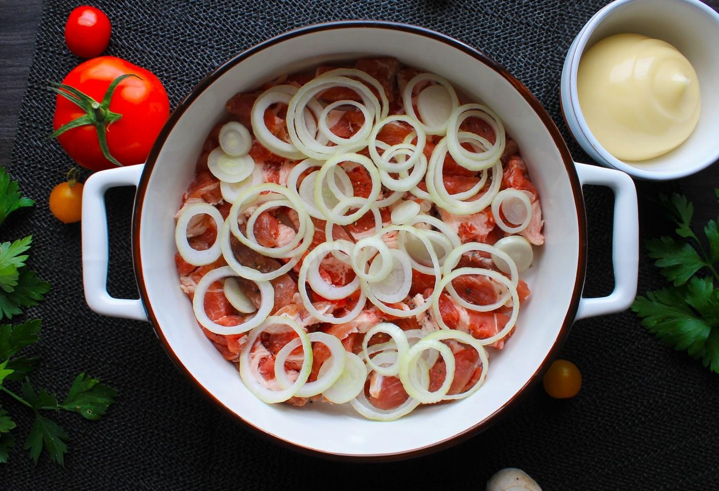 Шаг 3 приготовления Мясо по французски с картошкой и грибами