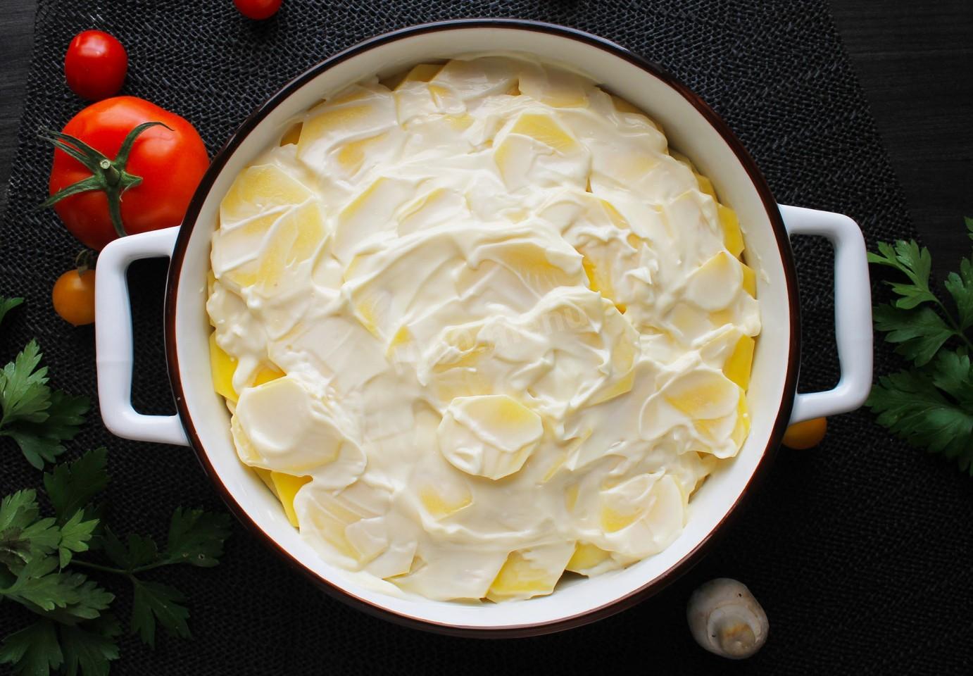 Шаг 7 приготовления Мясо по французски с картошкой и грибами