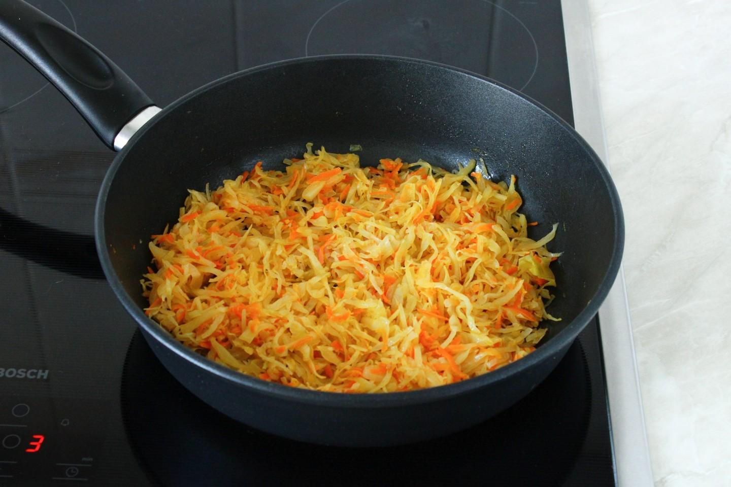 Шаг 5 приготовления Пирожки с капустой и яблоками
