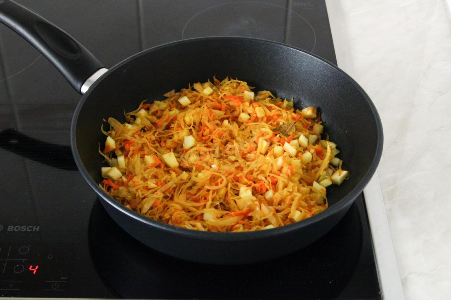 Шаг 8 приготовления Пирожки с капустой и яблоками