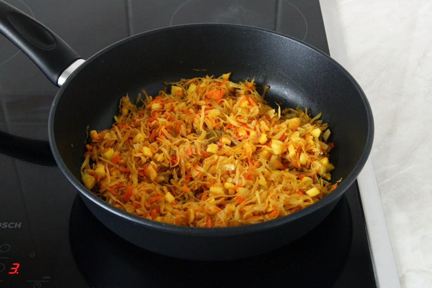 Шаг 9 приготовления Пирожки с капустой и яблоками
