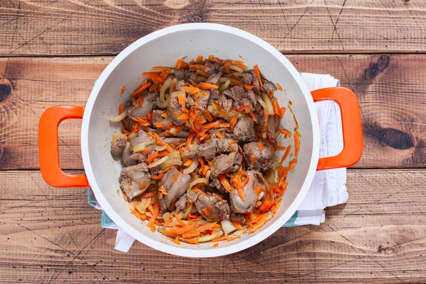 Шаг 3 приготовления Картофель с куриной печенью