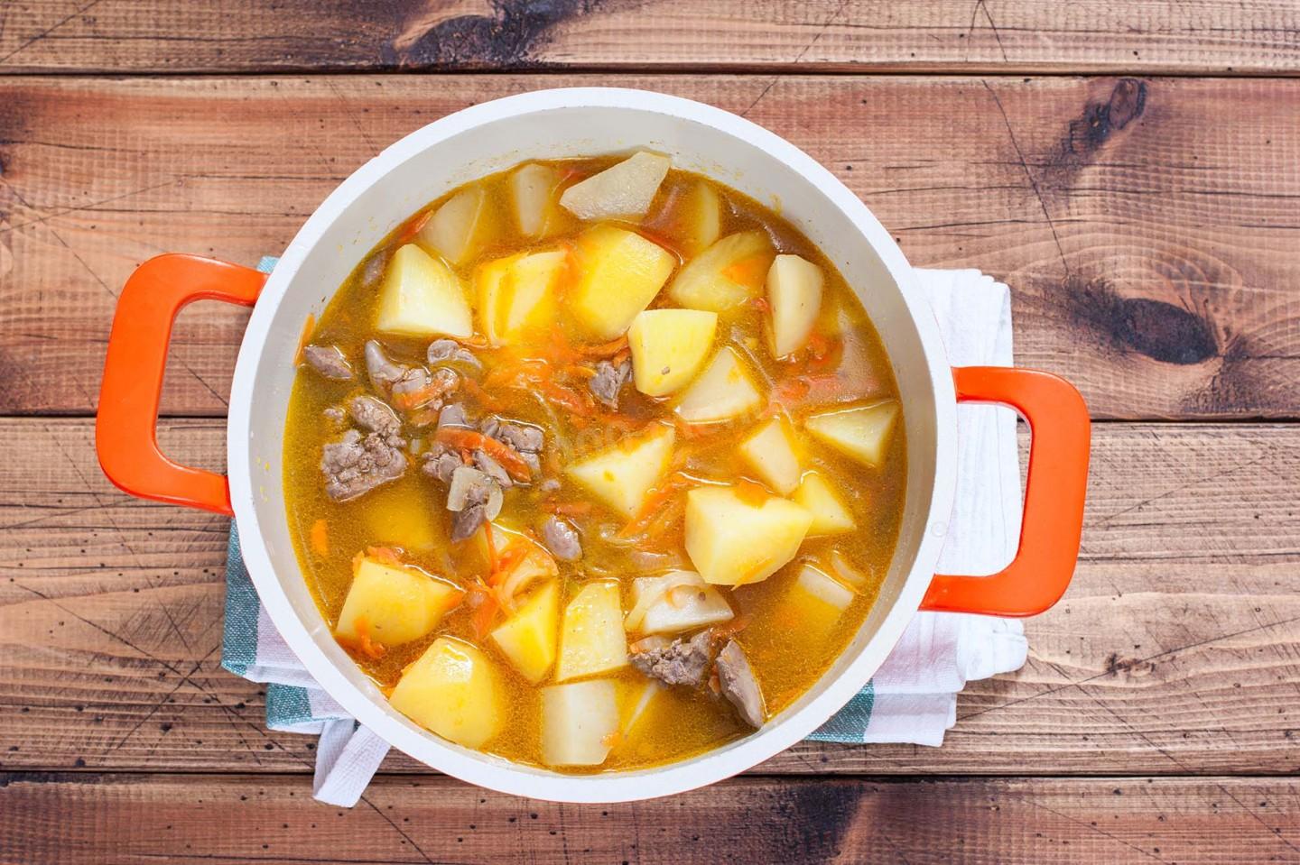 Шаг 5 приготовления Картофель с куриной печенью