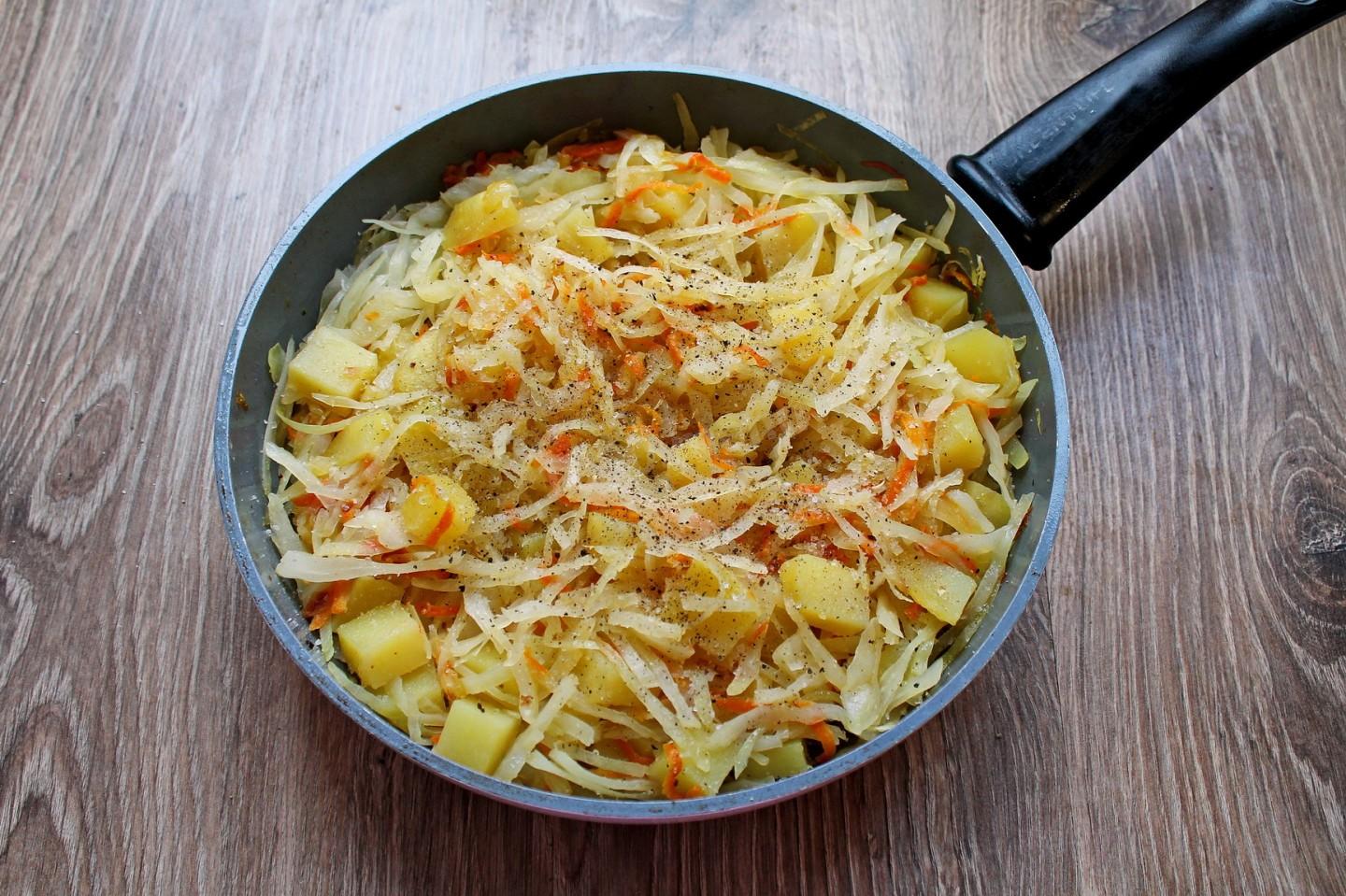 Шаг 9 приготовления Тушеная капуста с картошкой и сосисками