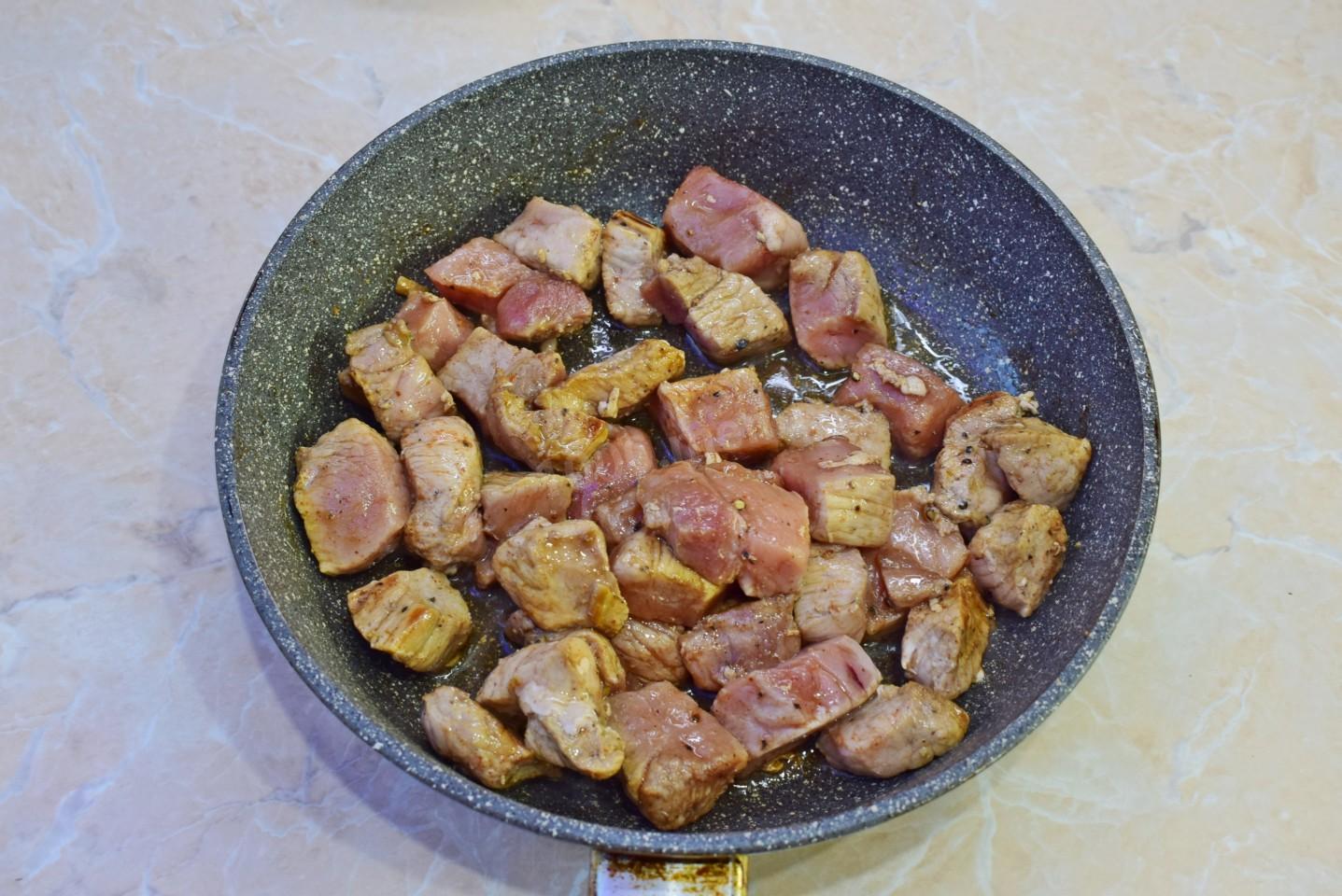 Шаг 4 приготовления Жаркое в горшочках с грибами в духовке