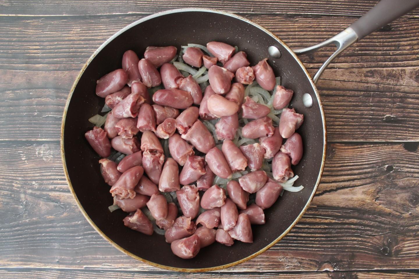 Шаг 5 приготовления Куриные сердечки в сливочном соусе