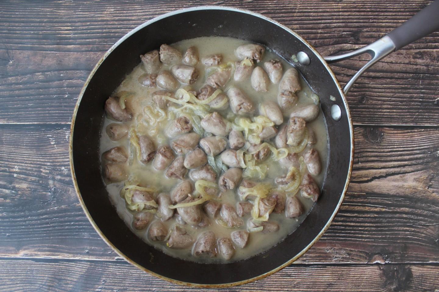 Шаг 6 приготовления Куриные сердечки в сливочном соусе