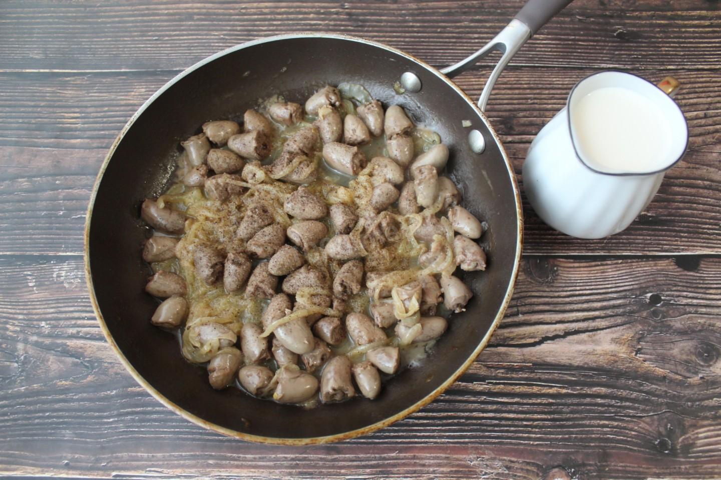 Шаг 7 приготовления Куриные сердечки в сливочном соусе