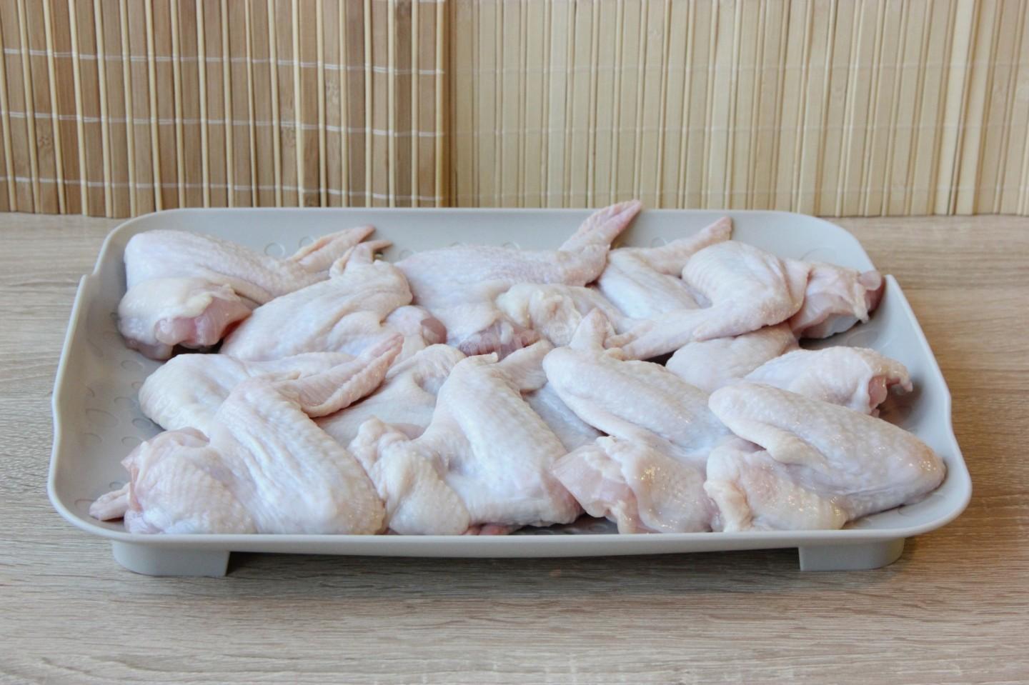 Шаг 1 приготовления Запеченные куриные крылышки в духовке