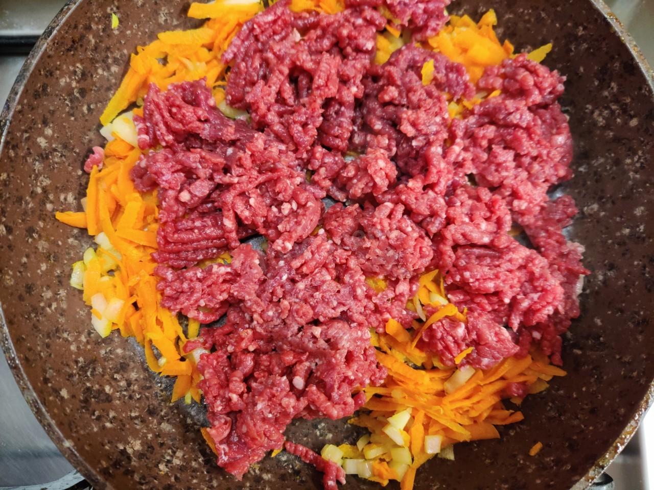 Шаг 3 приготовления Капуста тушеная с фаршем и картошкой