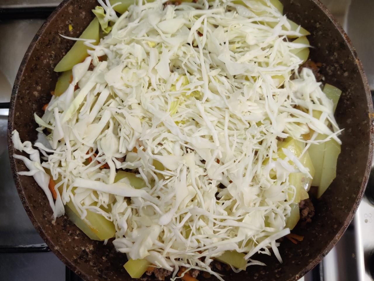 Шаг 6 приготовления Капуста тушеная с фаршем и картошкой