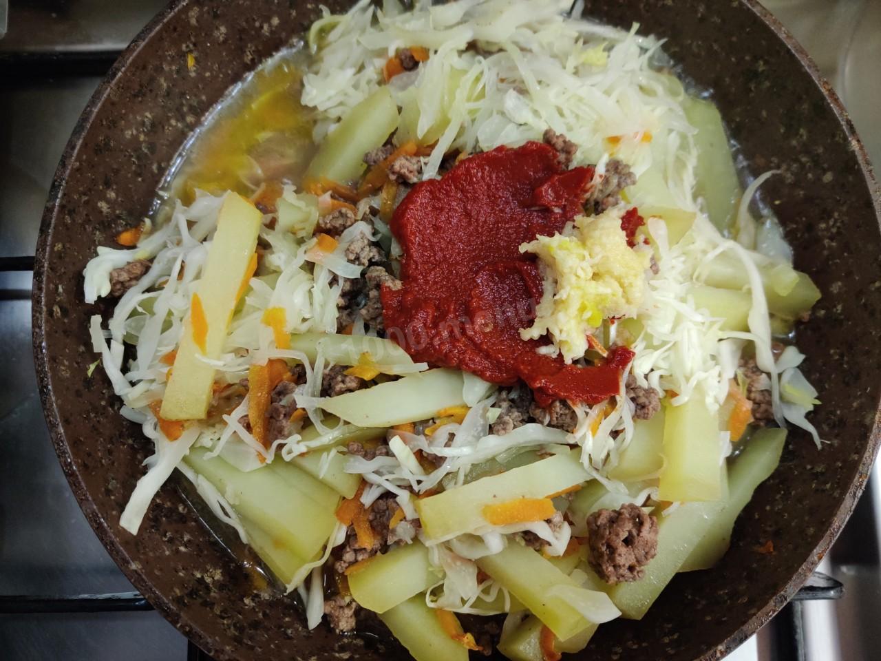 Шаг 7 приготовления Капуста тушеная с фаршем и картошкой