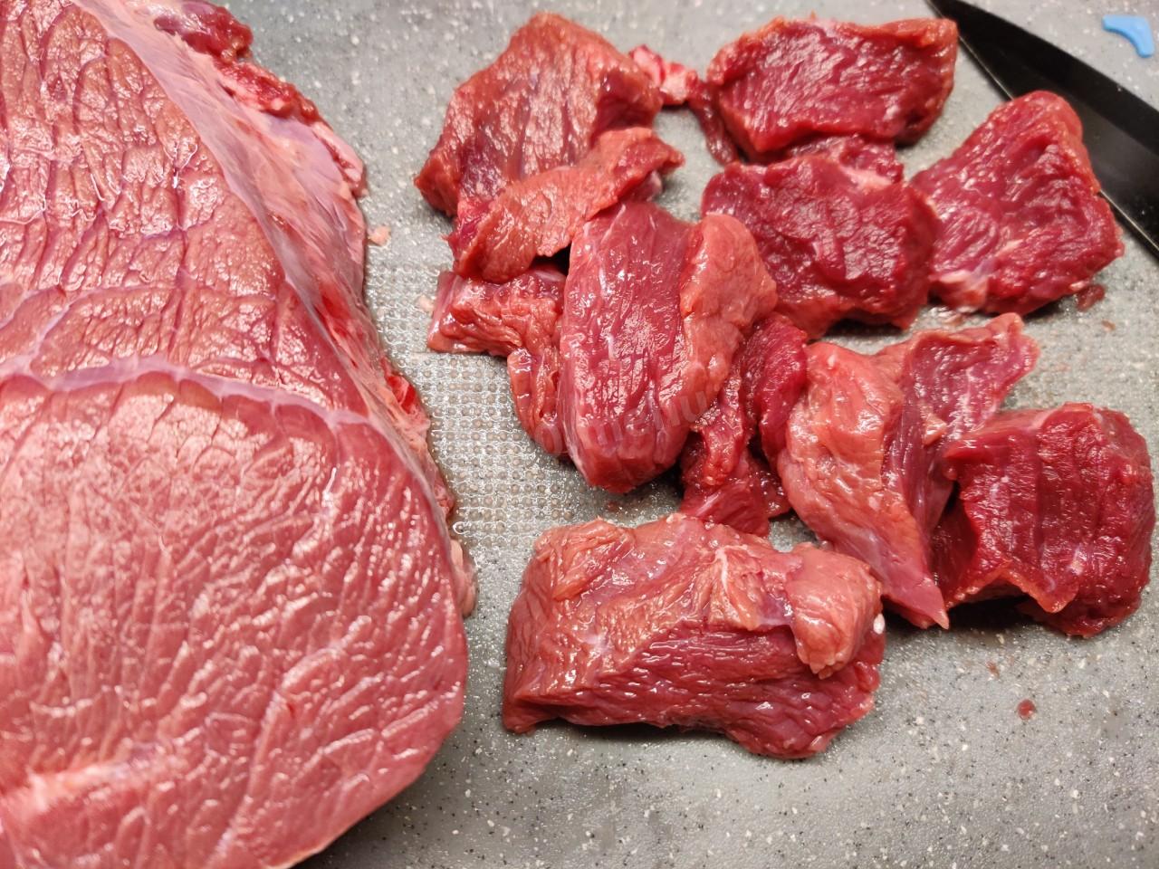 Шаг 1 приготовления Тушеная капуста с мясом в кастрюле