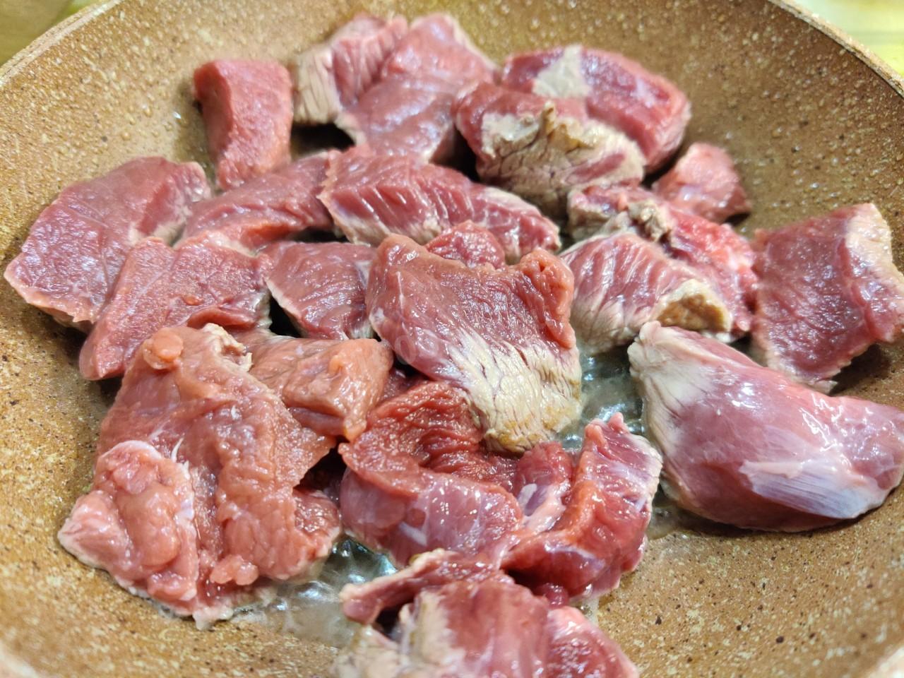 Шаг 2 приготовления Тушеная капуста с мясом в кастрюле