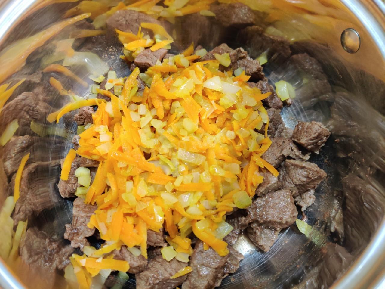 Шаг 4 приготовления Тушеная капуста с мясом в кастрюле