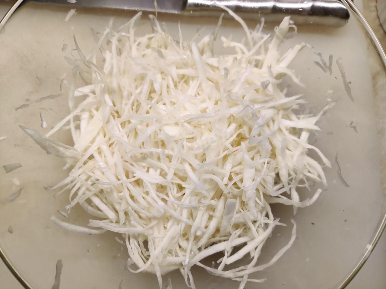 Шаг 5 приготовления Тушеная капуста с мясом в кастрюле