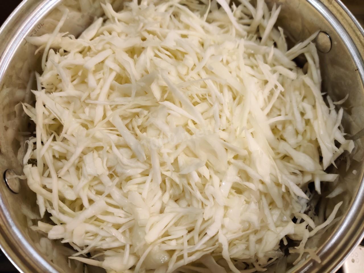 Шаг 6 приготовления Тушеная капуста с мясом в кастрюле