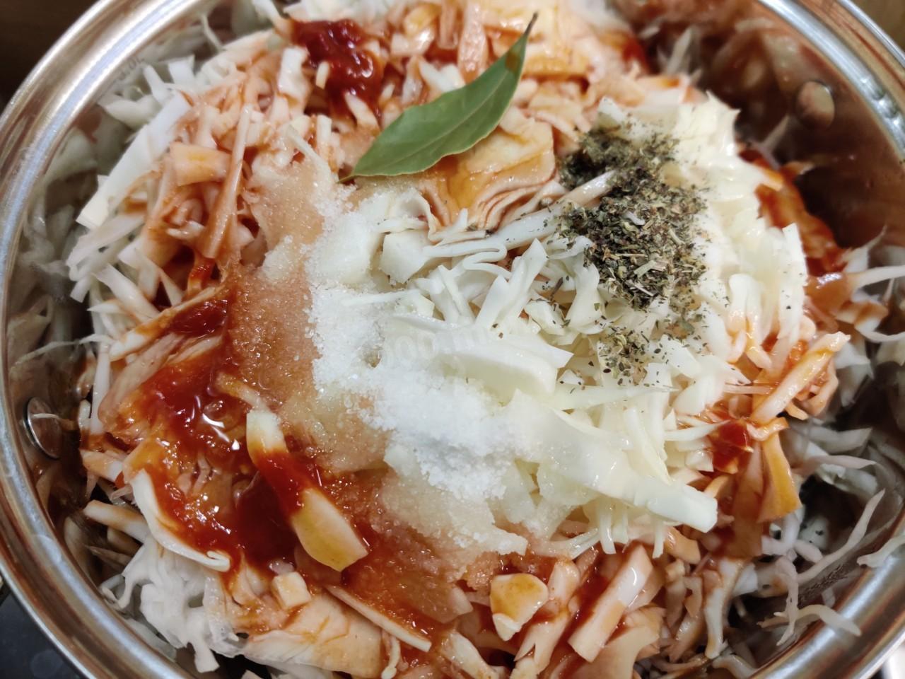Шаг 9 приготовления Тушеная капуста с мясом в кастрюле