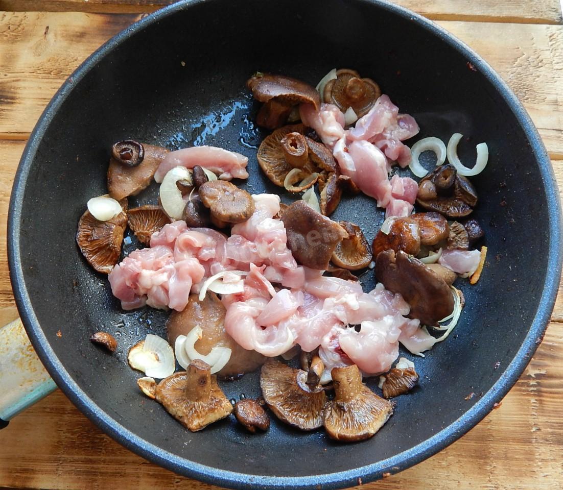 Шаг 4 приготовления Спагетти с курицей и грибами в сливочном соусе