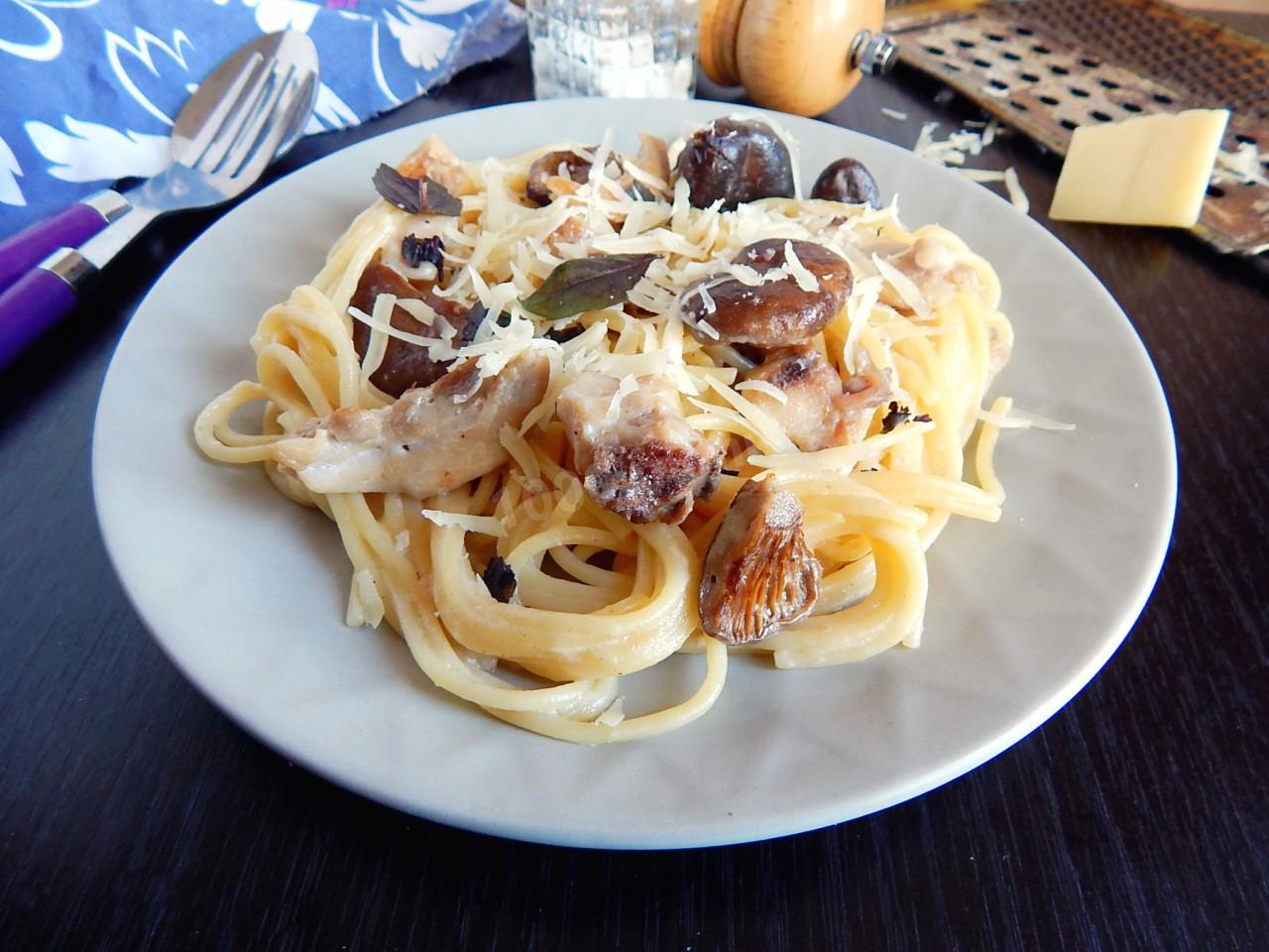 Шаг 8 приготовления Спагетти с курицей и грибами в сливочном соусе