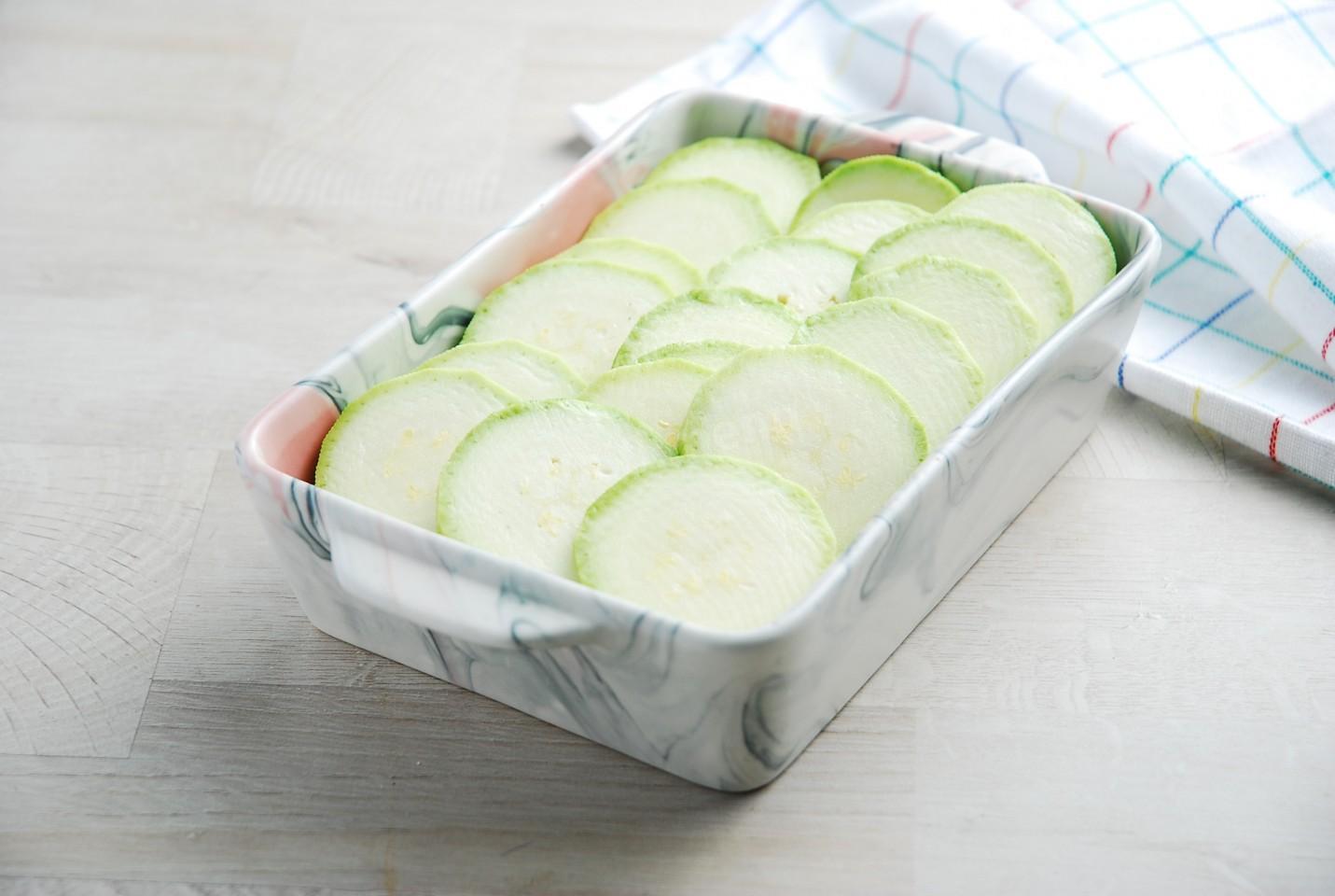 Шаг 6 приготовления Запеканка из кабачков с курицей сыром и помидорами
