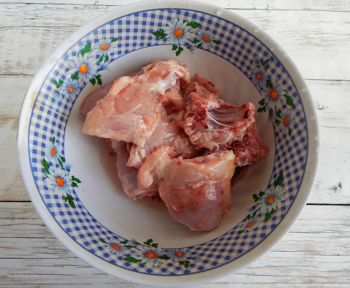 Шаг 1 приготовления Чахохбили из курицы в мультиварке