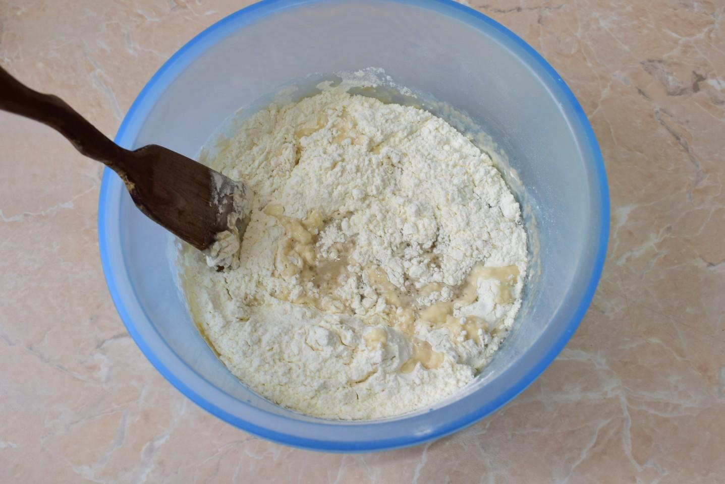 Шаг 4 приготовления Пицца с курицей и грибами в духовке