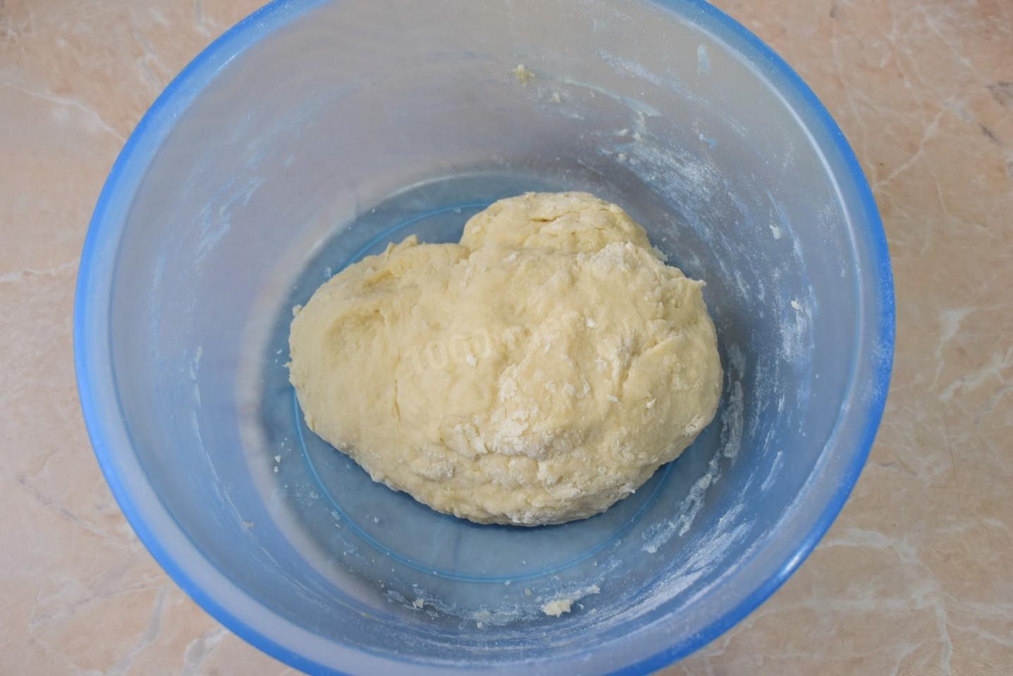 Шаг 5 приготовления Пицца с курицей и грибами в духовке