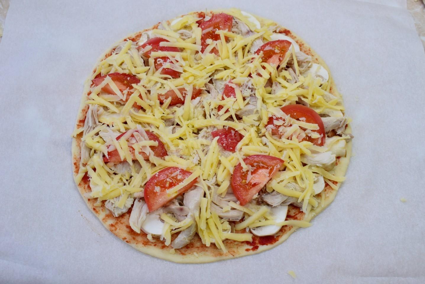 Шаг 9 приготовления Пицца с курицей и грибами в духовке