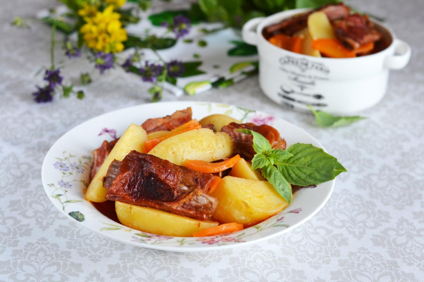 Шаг 11 приготовления Картошка с копчеными ребрышками