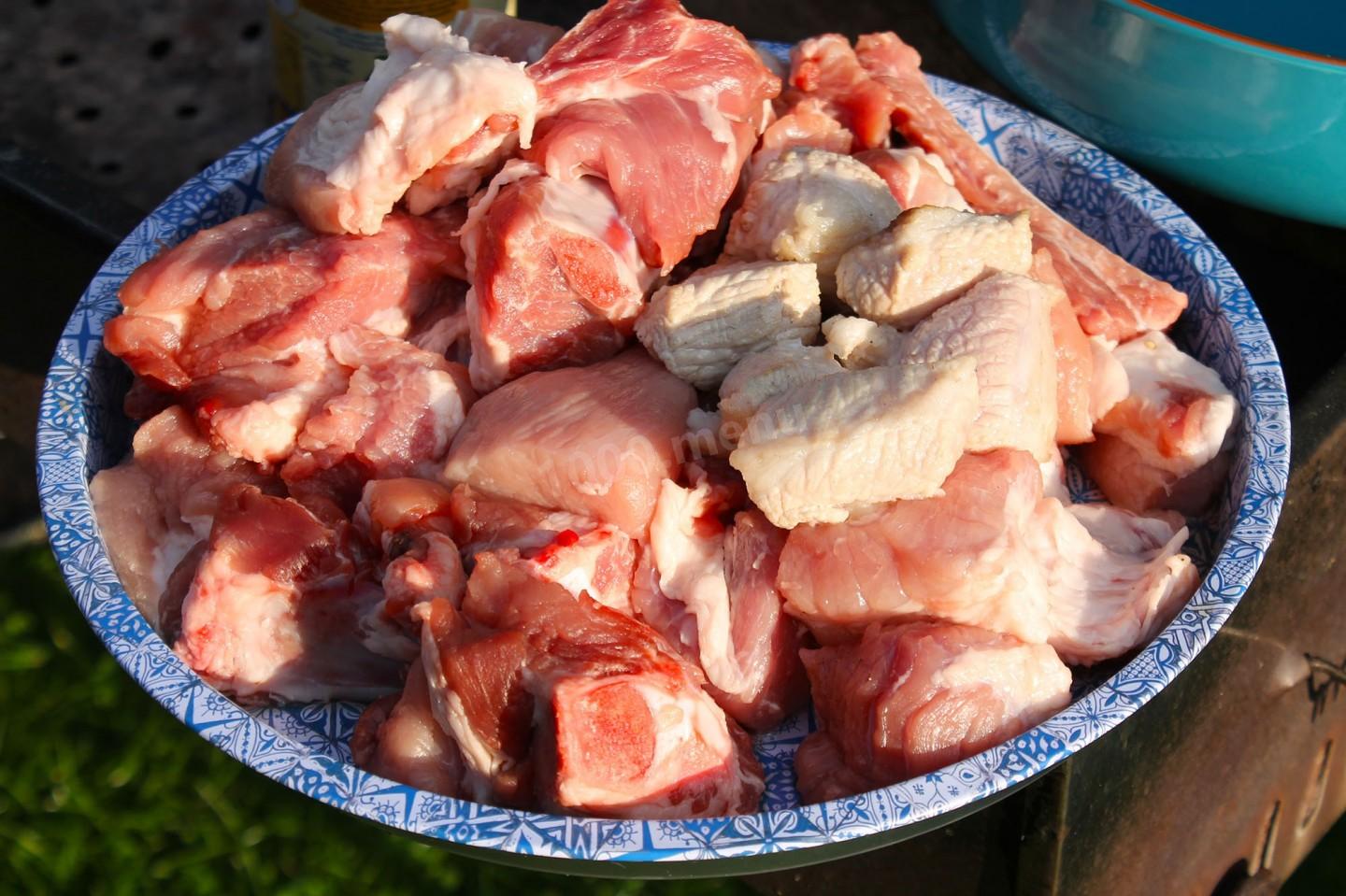 Шаг 6 приготовления Тушеная свинина в казане с овощами