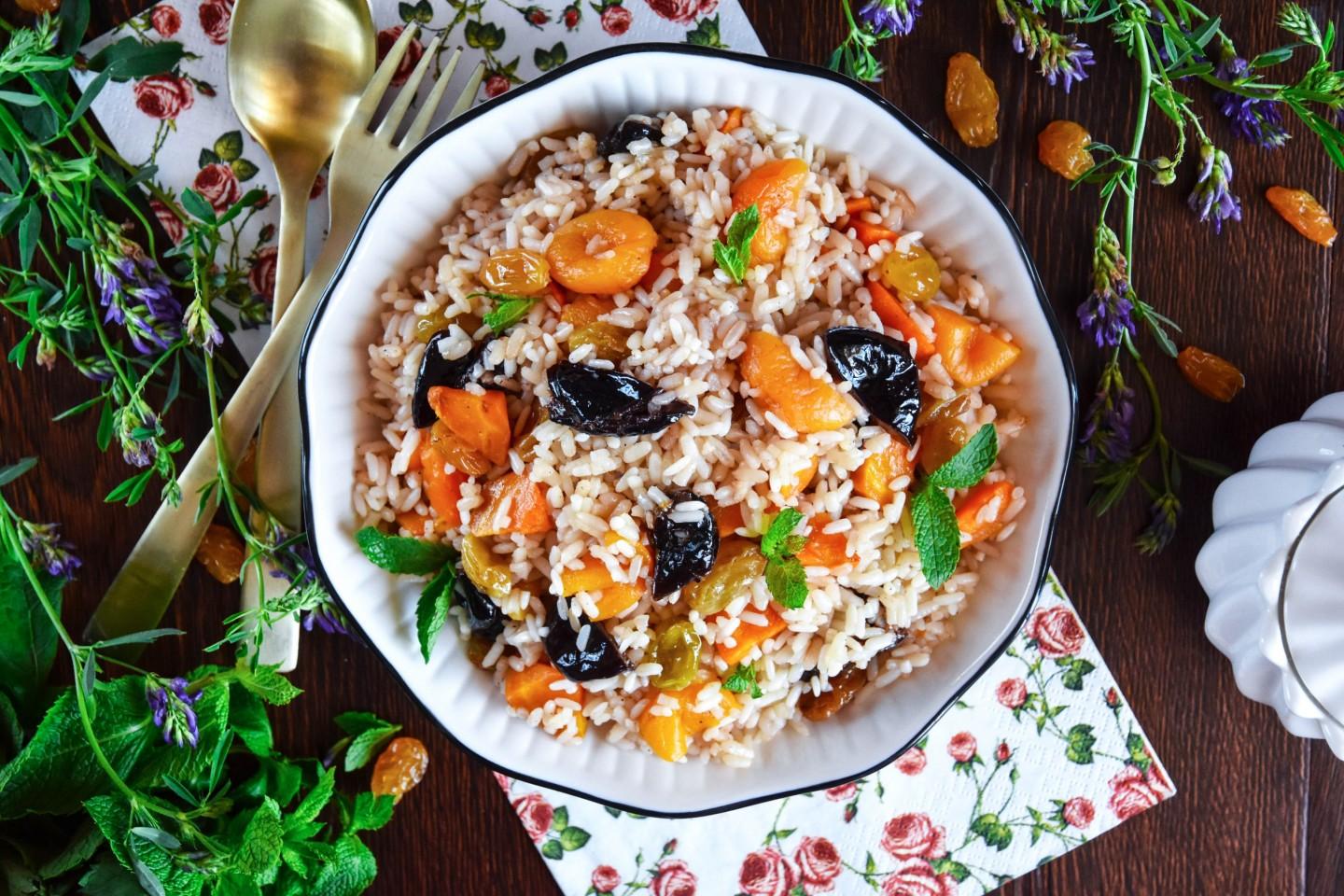 Обложка рецепта Сладкий плов с изюмом и курагой и сухофруктами