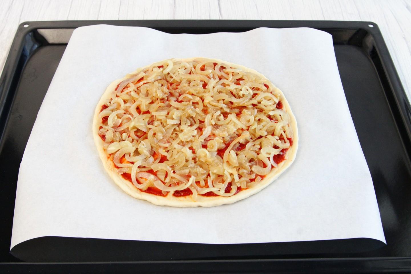 Шаг 21 приготовления Пицца с луком и сыром