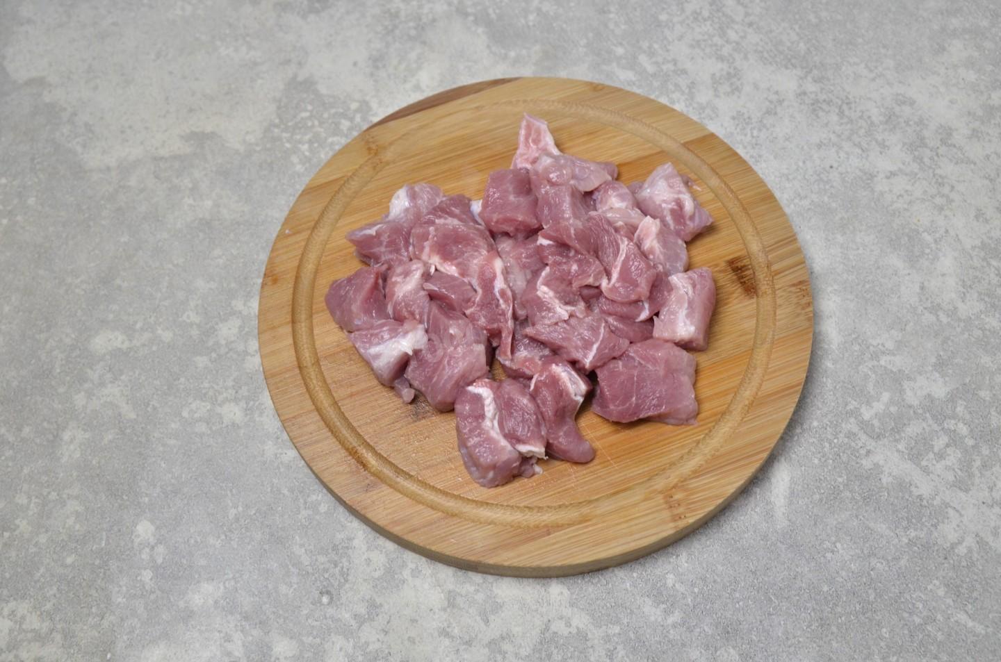 Шаг 2 приготовления Мясо в горшочках с картошкой и сыром