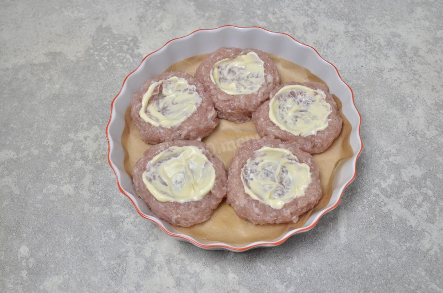 Шаг 5 приготовления Гнезда из фарша с сыром и помидорами в духовке