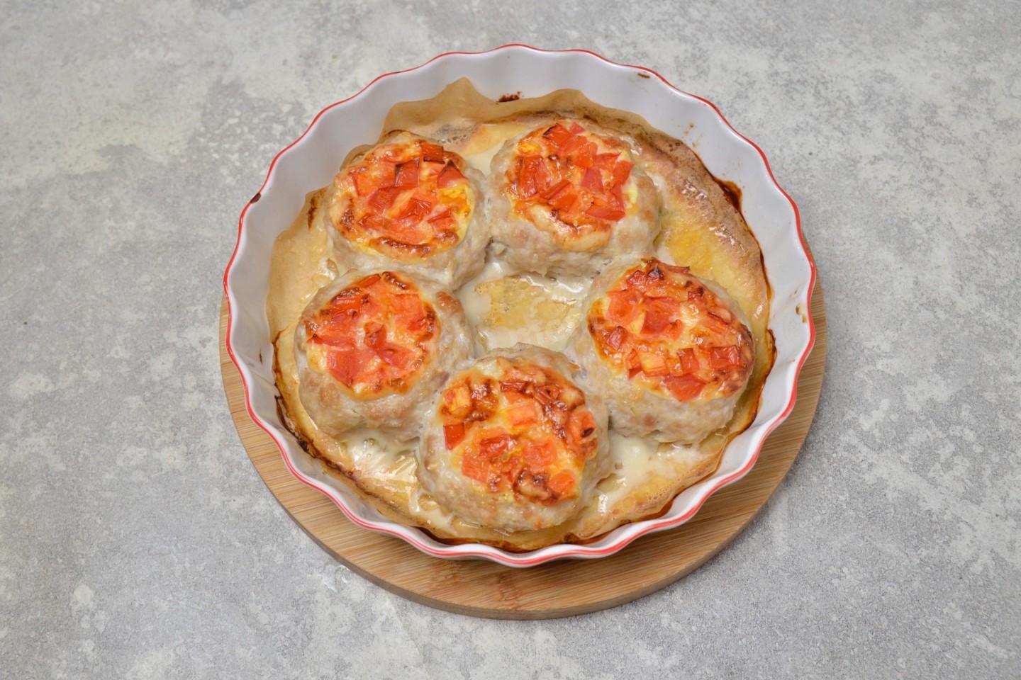 Шаг 8 приготовления Гнезда из фарша с сыром и помидорами в духовке