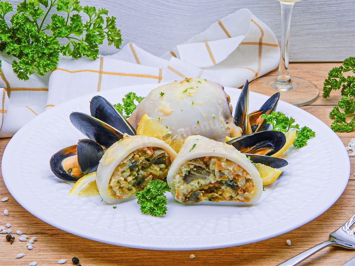 Обложка рецепта Кальмары фаршированные грибами рисом и сыром в духовке