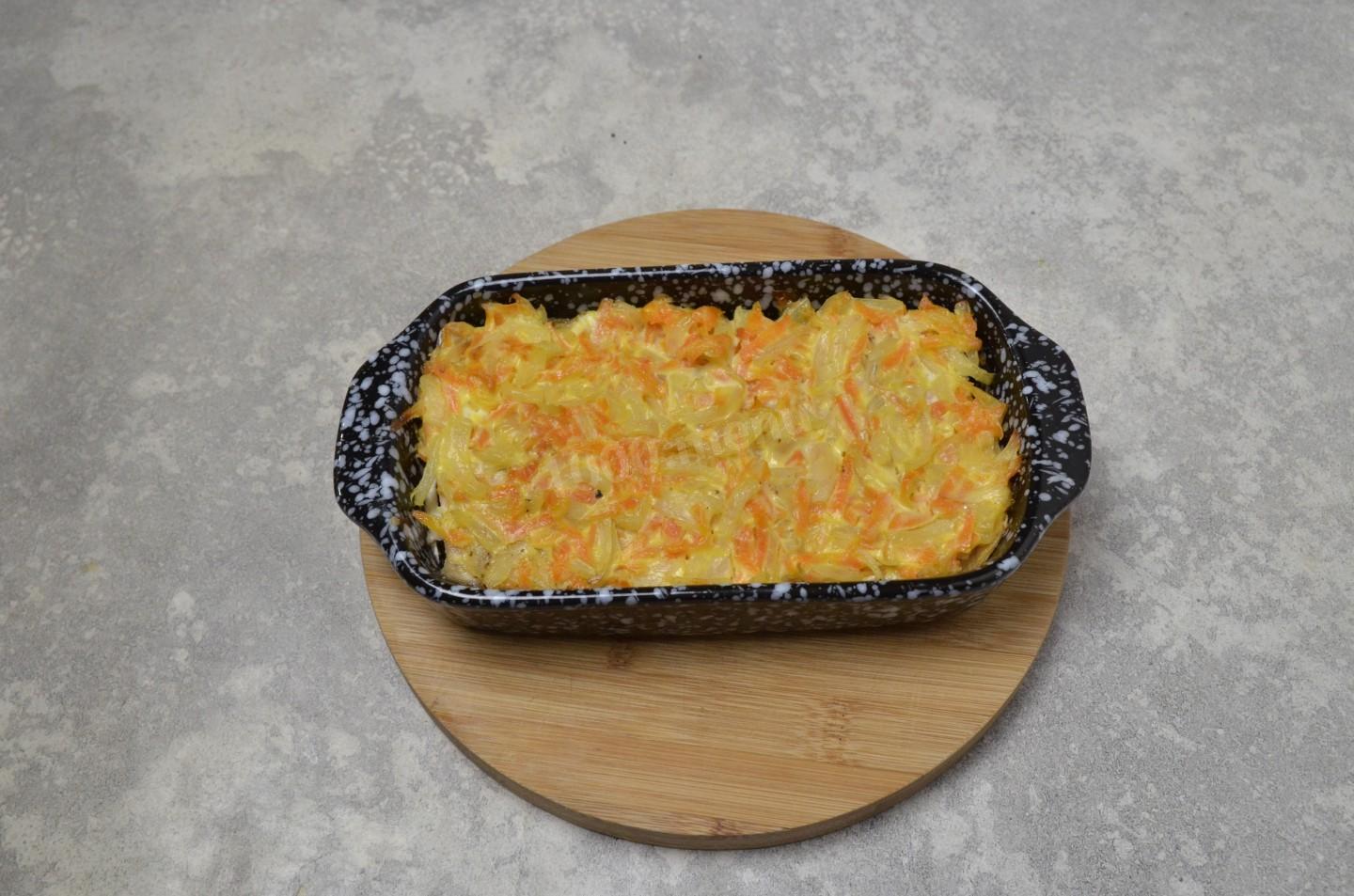 Шаг 8 приготовления Горбуша с луком и морковкой в духовке