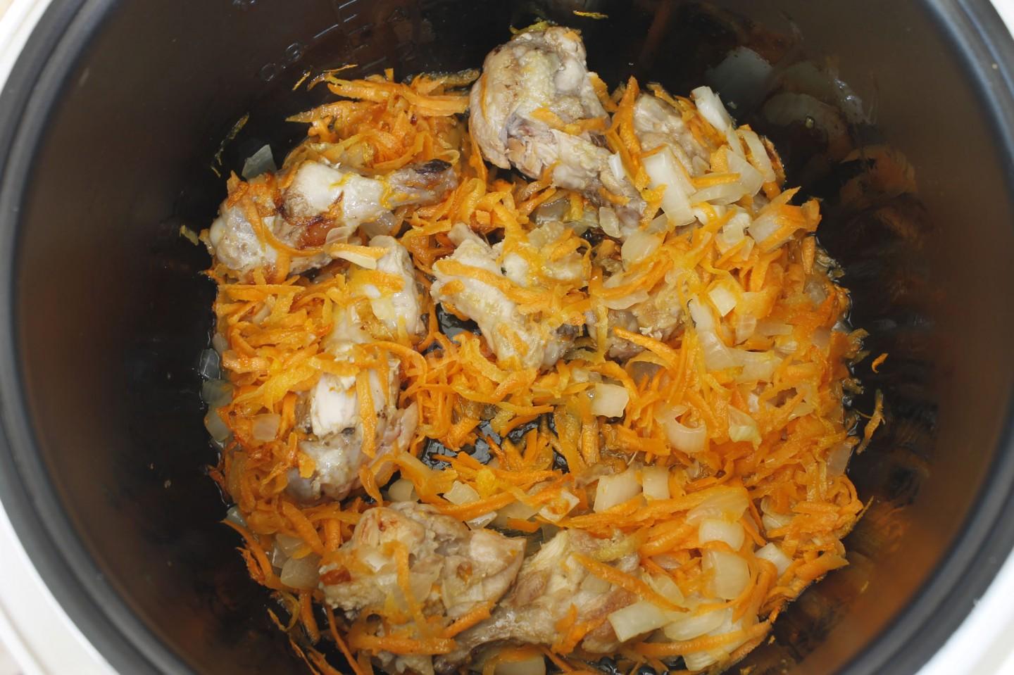 Шаг 3 приготовления Курица с капустой в мультиварке тушеная