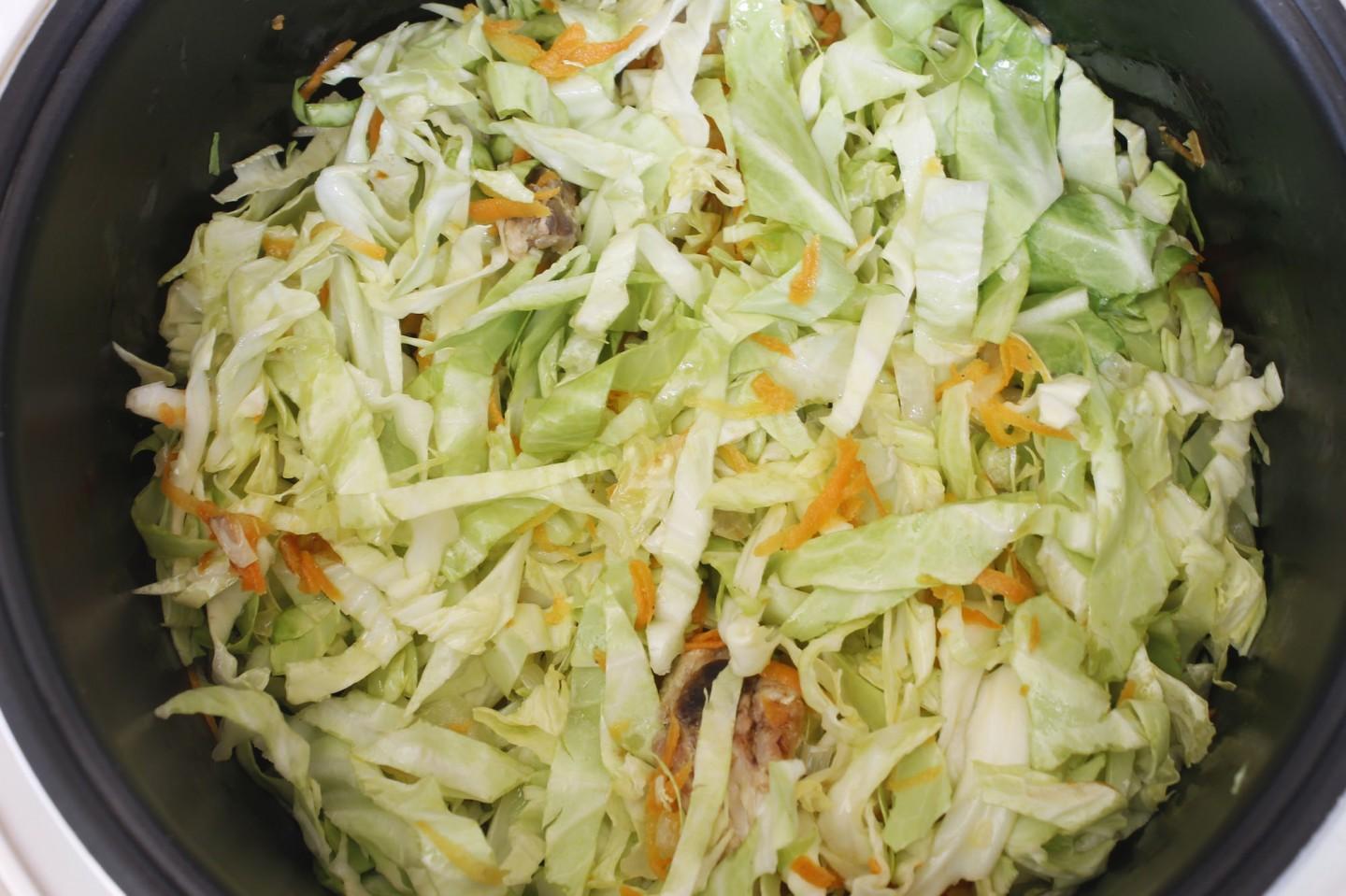 Шаг 4 приготовления Курица с капустой в мультиварке тушеная