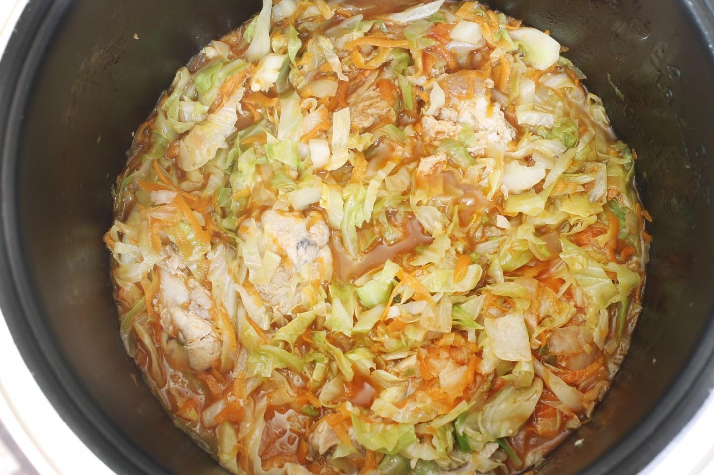 Шаг 5 приготовления Курица с капустой в мультиварке тушеная