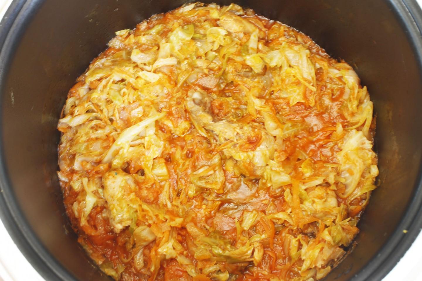 Шаг 6 приготовления Курица с капустой в мультиварке тушеная