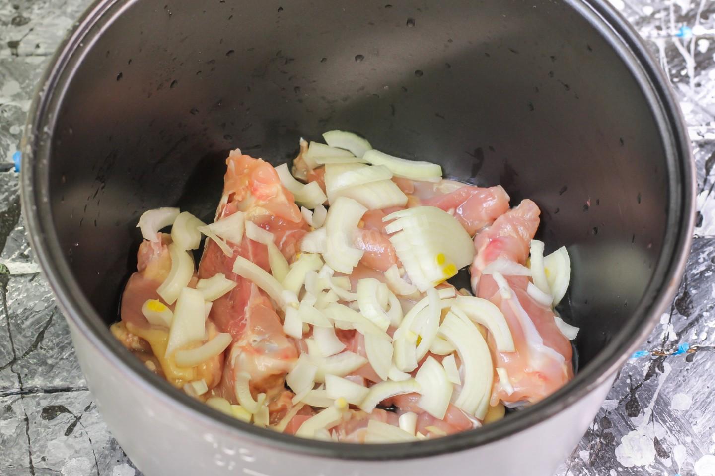 Шаг 3 приготовления Тушеная капуста с курицей в мультиварке